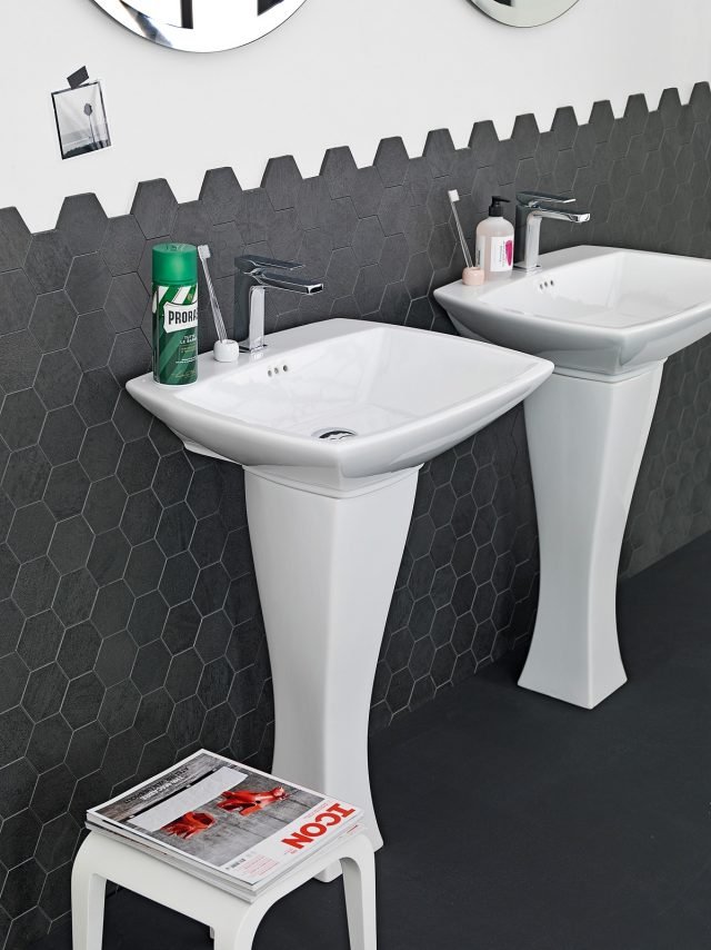 Si rifà sia allo stile déco sia a quello degli anni ’60, il lavabo a colonna Jazz di The.Artceram in ceramica bianca. Misura L 70 x P 49 cm, la colonna è alta 70 cm. Prezzo 525 euro. www.artceram.it Si rifà sia allo stile déco sia a quello degli anni ’60, il lavabo a colonna Jazz di The.Artceram in ceramica bianca. Misura L 70 x P 49 cm, la colonna è alta 70 cm. Prezzo 525 euro. www.artceram.it