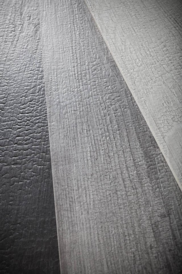 La collezione Kasai, significa fuoco in giapponese, è la proposta di Ceramiche Refin sviluppata dallo studio dello Shou Sugi Ban, o Yakisugi, tecnica artigianale che prevedeva l’uso del fuoco per carbonizzare il legno di cedro, al fine di proteggerlo e conservarlo. Ora simili sensazioni visive e tattili sono disponibili sul grés porcellanato. La collezione Kasai, significa fuoco in giapponese, è la proposta di Ceramiche Refin sviluppata dallo studio dello Shou Sugi Ban, o Yakisugi, tecnica artigianale che prevedeva l’uso del fuoco per carbonizzare il legno di cedro, al fine di proteggerlo e conservarlo. Ora simili sensazioni visive e tattili sono disponibili sul grés porcellanato.