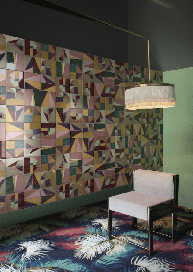 Corrispondenza di Ceramica Bardelli è la collezione di grés smaltato in cui sette disegni geometrici si compongono fra loro per ricordare le sfaccettature degli origami. Disegnata da Dimore Studio, è composta da sette decori pennellati a mano nel formato 20x20 cm, con 7 mm di spessore. www.ceramicabardelli.com Corrispondenza di Ceramica Bardelli è la collezione di grés smaltato in cui sette disegni geometrici si compongono fra loro per ricordare le sfaccettature degli origami. Disegnata da Dimore Studio, è composta da sette decori pennellati a mano nel formato 20x20 cm, con 7 mm di spessore. www.ceramicabardelli.com