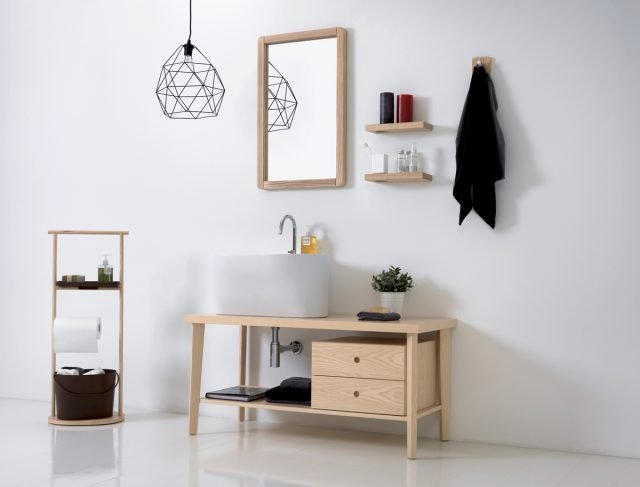 Tino di Colavene è un sistema flessibile per il bagno, composto da lavabo-lavatoio in ceramica e struttura in frassino naturale Tino di Colavene è un sistema flessibile per il bagno, composto da lavabo-lavatoio in ceramica e struttura in frassino naturale