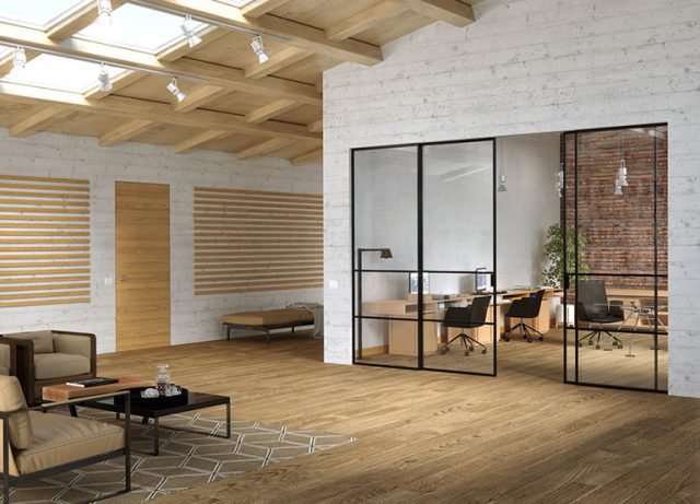 Nella foto, il sistema di porte scorrevoli in vetro Scenario, qui proposto nel modello Delineo Industrial con 4 ante scorrevoli e nella versione con scorrimento incassato a soffitto, con profilo nero e cristallo trasparente extrachiaro. Delineo Industrial è disponibile nelle varianti scorrevoli a parete, a incasso e a soffitto e monta una maniglia a “elle”. Dimensioni: anta da cm 85x270 Nella foto, il sistema di porte scorrevoli in vetro Scenario, qui proposto nel modello Delineo Industrial con 4 ante scorrevoli e nella versione con scorrimento incassato a soffitto, con profilo nero e cristallo trasparente extrachiaro. Delineo Industrial è disponibile nelle varianti scorrevoli a parete, a incasso e a soffitto e monta una maniglia a “elle”. Dimensioni: anta da cm 85x270