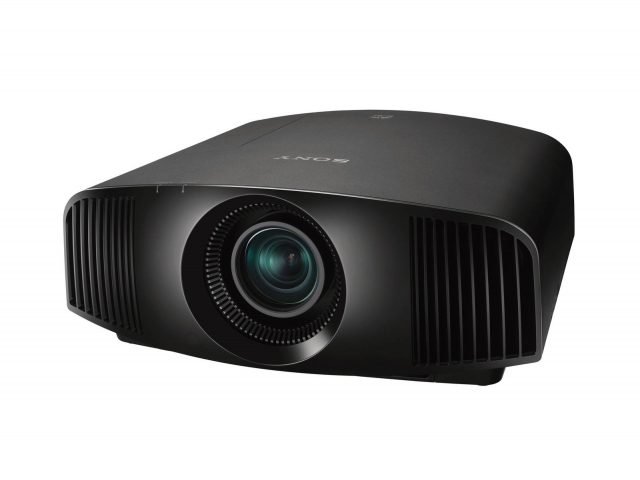 Il nuovo proiettore Home Cinema VPL-VW260ES di Sony offre un'esperienza 4K HDR con prestazioni molto ad un costo contenuto. Il proiettore da 1.500 lumen include molte delle caratteristiche degli altri due proiettori, tra cui pannello SXRD 4K nativo, Reality Creation e TRILUMINOS, consentendo agli utenti di ammirare immagini nitide e definite a un prezzo contenuto. Entrambi i modelli VPL-VW360ES e VPL-VW260ES sono disponibili in nero e bianco, per adattarsi ai vari ambienti domestici. Le dimensioni compatte, lo zoom da 2,06 e l'ampio shift dell’ottica li rendono facili da installare. Misura 496 mm di profondità, più piccolo del 40% rispetto all'attuale modello con sorgente laser. www.pro.sony.eu Il nuovo proiettore Home Cinema VPL-VW260ES di Sony offre un'esperienza 4K HDR con prestazioni molto ad un costo contenuto. Il proiettore da 1.500 lumen include molte delle caratteristiche degli altri due proiettori, tra cui pannello SXRD 4K nativo, Reality Creation e TRILUMINOS, consentendo agli utenti di ammirare immagini nitide e definite a un prezzo contenuto. Entrambi i modelli VPL-VW360ES e VPL-VW260ES sono disponibili in nero e bianco, per adattarsi ai vari ambienti domestici. Le dimensioni compatte, lo zoom da 2,06 e l'ampio shift dell’ottica li rendono facili da installare. Misura 496 mm di profondità, più piccolo del 40% rispetto all'attuale modello con sorgente laser. www.pro.sony.eu