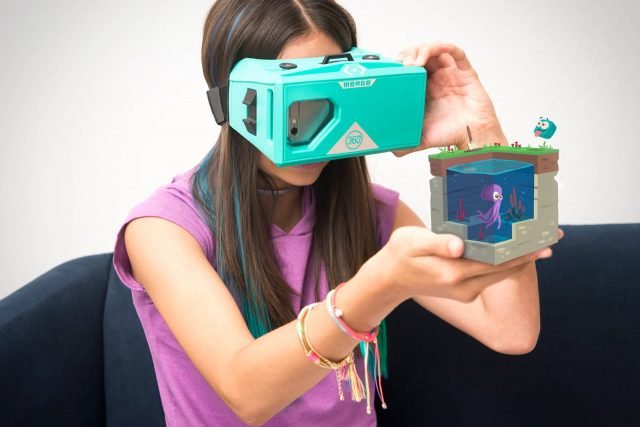 MERGE VR/AI GOGGLES di Merge sono i nuovi occhiali che permettono all’utente di vivere un’esperienza di realtà virtuale. Compatibili con tutti gli smartphone Android e iOS e compatibili con tutte le applicazioni di realtà virtuale e video 360 disponibili su App Store e Google Play. Prezzo 59,99 dollari. www.mergevr.com MERGE VR/AI GOGGLES di Merge sono i nuovi occhiali che permettono all’utente di vivere un’esperienza di realtà virtuale. Compatibili con tutti gli smartphone Android e iOS e compatibili con tutte le applicazioni di realtà virtuale e video 360 disponibili su App Store e Google Play. Prezzo 59,99 dollari. www.mergevr.com
