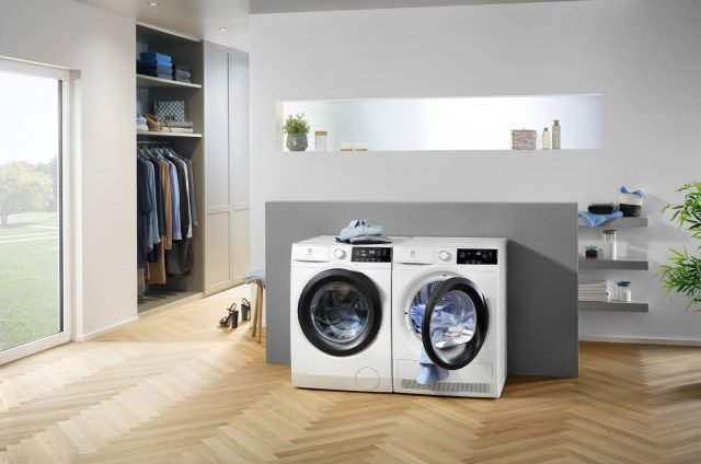 La nuova lavatrice PerfectCare 800 EW8F294S di Electrolux presenta l’UltraCareSystem che distribuisce in modo uniforme l'ammorbidente, due volte più efficacemente rispetto ad una lavatrice tradizionale. Inoltre, la modalità SteamCareSystem rinfresca i tessuti ed elimina le pieghe grazie all’azione del vapore. Grazie alla funzionalità SensiCareSystem la lavatrice garantisce l’auto-riduzione dei consumi in base al carico. Classe energetica A+++. Capacità 9 kg. Centrifuga 1400 giri/min. Motore Inverter a magneti permanenti garantito 10 anni. Display Grande LCD con interfaccia TouchControle manopola bidirezionale. Programmazione partenza fino a 20 ore. Oblò silver XXL con apertura Pull2Opene reversibile su 4 posizioni. Prezzo 797 euro. www.electrolux.it La nuova lavatrice PerfectCare 800 EW8F294S di Electrolux presenta l’UltraCareSystem che distribuisce in modo uniforme l'ammorbidente, due volte più efficacemente rispetto ad una lavatrice tradizionale. Inoltre, la modalità SteamCareSystem rinfresca i tessuti ed elimina le pieghe grazie all’azione del vapore. Grazie alla funzionalità SensiCareSystem la lavatrice garantisce l’auto-riduzione dei consumi in base al carico. Classe energetica A+++. Capacità 9 kg. Centrifuga 1400 giri/min. Motore Inverter a magneti permanenti garantito 10 anni. Display Grande LCD con interfaccia TouchControle manopola bidirezionale. Programmazione partenza fino a 20 ore. Oblò silver XXL con apertura Pull2Opene reversibile su 4 posizioni. Prezzo 797 euro. www.electrolux.it