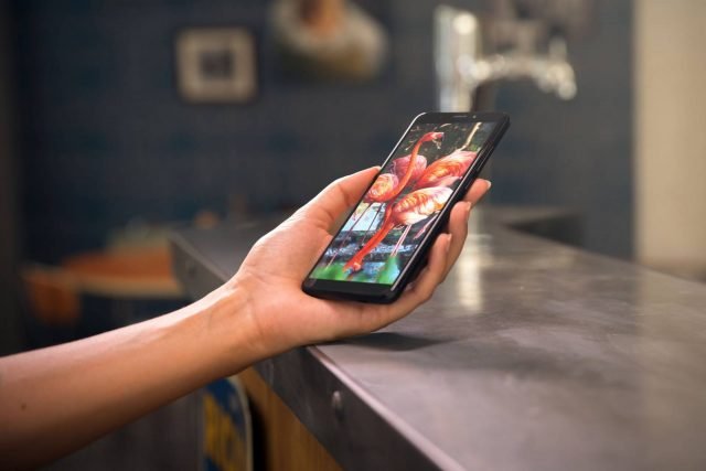 Il nuovo smartphone VIEW di Wiko è dotato di uno schermo da 5.7” HD che garantisce un’elevata esperienza sensoriale e visiva, anche grazie alla fotocamera anteriore da 16MP e a quella posteriore da 13MP, che consentono scatti di qualità da godersi in tutta la comodità del formato 18:9. View dispone di un processore Qualcomm Quad-Core con 3GB di RAM e connettività 4G LTE, ma non solo: oltre all’ormai immancabile sensore d’impronte digitali targato Wiko e all’ultima versione di Android Nougat, ha una memoria di 3GB di RAM e 32GB1 di ROM, espandibile fino a 128GB con MicroSD. Disponibile in Italia a partire da ottobre al prezzo o di 199,99 euro. www.wikomobile.it Il nuovo smartphone VIEW di Wiko è dotato di uno schermo da 5.7” HD che garantisce un’elevata esperienza sensoriale e visiva, anche grazie alla fotocamera anteriore da 16MP e a quella posteriore da 13MP, che consentono scatti di qualità da godersi in tutta la comodità del formato 18:9. View dispone di un processore Qualcomm Quad-Core con 3GB di RAM e connettività 4G LTE, ma non solo: oltre all’ormai immancabile sensore d’impronte digitali targato Wiko e all’ultima versione di Android Nougat, ha una memoria di 3GB di RAM e 32GB1 di ROM, espandibile fino a 128GB con MicroSD. Disponibile in Italia a partire da ottobre al prezzo o di 199,99 euro. www.wikomobile.it