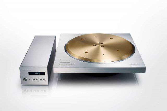 Technics Reference Class SP-10R di Panasonic è il giradischi analogico a trazione diretta più evoluto sul mercato, in grado di offrire un rapporto S/N (segnale / rumore) ed una stabilità di rotazione da record. SP-10R è dotato di bobine dello statore su entrambi i lati del rotore per incrementare la dinamica e l’accuratezza del suono. Il pesante piatto da 7 kg è caratterizzato da una struttura a triplo strato in ottone, alluminio pressofuso e gomma isolante. SP-10R integra, inoltre, un alimentatore switching a bassissimo rumore, molto più efficace nell’eliminare ronzii e vibrazioni rispetto a un’alimentazione a trasformatore. L’alimentazione è separata dal giradischi per prevenire la trasmissione di rumore indesiderato verso il giradischi stesso ed ottenere un suono ancora più dettagliato e nitido. www.technics.com Technics Reference Class SP-10R di Panasonic è il giradischi analogico a trazione diretta più evoluto sul mercato, in grado di offrire un rapporto S/N (segnale / rumore) ed una stabilità di rotazione da record. SP-10R è dotato di bobine dello statore su entrambi i lati del rotore per incrementare la dinamica e l’accuratezza del suono. Il pesante piatto da 7 kg è caratterizzato da una struttura a triplo strato in ottone, alluminio pressofuso e gomma isolante. SP-10R integra, inoltre, un alimentatore switching a bassissimo rumore, molto più efficace nell’eliminare ronzii e vibrazioni rispetto a un’alimentazione a trasformatore. L’alimentazione è separata dal giradischi per prevenire la trasmissione di rumore indesiderato verso il giradischi stesso ed ottenere un suono ancora più dettagliato e nitido. www.technics.com