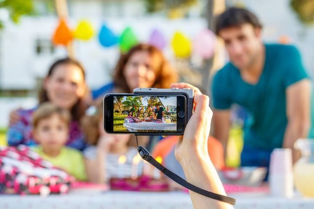 Pictar è l'innovativa grip per iPhone che trasforma lo smartphone in una DSLR (Digital Single-Lens Reflex). Pictar permette di ritrovare la comodità dei comandi attraverso ghiere e pulsanti, posizionati proprio dove ci si aspetta di trovarli in una fotocamera reflex. Inoltre permette di gestire funzionalità e regolazioni che sono di difficile utilizzo con l’APP nativa di iPhone. Pictar presenta un’impugnatura ergonomica comoda per scattare con una mano sola. Controllo esterno sulle principali funzioni della fotocamera iPhone: zoom tramite ghiera; passaggio a scatto selfie con una sola pressione della ghiera; controllo dell'esposizione e tante altre funzionalità. Il modello Pictar One è compatibile con i modelli iPhone 4s, 5, 5c, 5s, 6, 6s, SE, 7 ed è disponibile al prezzo di 109 euro. www.pictar.it Pictar è l'innovativa grip per iPhone che trasforma lo smartphone in una DSLR (Digital Single-Lens Reflex). Pictar permette di ritrovare la comodità dei comandi attraverso ghiere e pulsanti, posizionati proprio dove ci si aspetta di trovarli in una fotocamera reflex. Inoltre permette di gestire funzionalità e regolazioni che sono di difficile utilizzo con l’APP nativa di iPhone. Pictar presenta un’impugnatura ergonomica comoda per scattare con una mano sola. Controllo esterno sulle principali funzioni della fotocamera iPhone: zoom tramite ghiera; passaggio a scatto selfie con una sola pressione della ghiera; controllo dell'esposizione e tante altre funzionalità. Il modello Pictar One è compatibile con i modelli iPhone 4s, 5, 5c, 5s, 6, 6s, SE, 7 ed è disponibile al prezzo di 109 euro. www.pictar.it