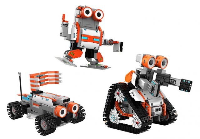 Jimu Astrobot di Ubtech è un robottino spaziale con grandi occhi dotati di LED, che integra registratore audio e uno speaker bluetooth che può riprodurre musica o audio. Come gli altri prodotti della stessa azienda è pensato per i giovanissimi, infatti, il kit in vendita comprende moduli, servomotori e tutto quello che serve per costruire il proprio robot in base ai propri gusti. Il montaggio può essere effettuato seguendo i vari passaggi su App e Tablet. È possibile anche creare sequenze di movimento con un linguaggio di programmazione molto semplice, utile per avvicinare il bambino al coding. www.jimurobots.com Jimu Astrobot di Ubtech è un robottino spaziale con grandi occhi dotati di LED, che integra registratore audio e uno speaker bluetooth che può riprodurre musica o audio. Come gli altri prodotti della stessa azienda è pensato per i giovanissimi, infatti, il kit in vendita comprende moduli, servomotori e tutto quello che serve per costruire il proprio robot in base ai propri gusti. Il montaggio può essere effettuato seguendo i vari passaggi su App e Tablet. È possibile anche creare sequenze di movimento con un linguaggio di programmazione molto semplice, utile per avvicinare il bambino al coding. www.jimurobots.com