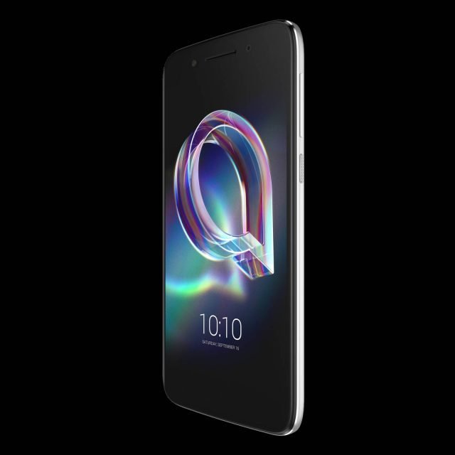 IDOL 5 di Alcatel, è dotato di una straordinaria fotocamera e, grazie all’innovativo Dual Social Accounts, offre la possibilità di condividere tutto all’istante sui propri canali social. IDOL 5 è molto sottile, solo 7.5mm ed è dotato di corpo in metallo e display 5.2” super luminoso con risoluzione 423 ppi, il tutto avvolto nel vetro curvo 2.5D. Fotocamera da 13MP, con un’apertura f/2.0 e dimensione dei pixel 1.12µm, autofocus ibrido e ultra veloce (PDAF+CAF) e flash LED dual-tone. Per i selfie è possibile utilizzare la fotocamera frontale da 5MP con obiettivo grandangolare da 84° e flash. Funzionalità, Video Story, che consente di selezionare video e foto preferiti e combinarli in una breve clip facilmente condivisibile. Disponibile da ottobre al prezzo di 239 euro. www.alcatel-mobile.com IDOL 5 di Alcatel, è dotato di una straordinaria fotocamera e, grazie all’innovativo Dual Social Accounts, offre la possibilità di condividere tutto all’istante sui propri canali social. IDOL 5 è molto sottile, solo 7.5mm ed è dotato di corpo in metallo e display 5.2” super luminoso con risoluzione 423 ppi, il tutto avvolto nel vetro curvo 2.5D. Fotocamera da 13MP, con un’apertura f/2.0 e dimensione dei pixel 1.12µm, autofocus ibrido e ultra veloce (PDAF+CAF) e flash LED dual-tone. Per i selfie è possibile utilizzare la fotocamera frontale da 5MP con obiettivo grandangolare da 84° e flash. Funzionalità, Video Story, che consente di selezionare video e foto preferiti e combinarli in una breve clip facilmente condivisibile. Disponibile da ottobre al prezzo di 239 euro. www.alcatel-mobile.com