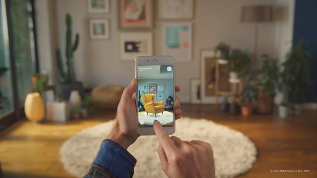 IKEA Place è l’applicazione in realtà aumentata (AR) che permette agli utenti di sperimentare soluzioni di buon design per trasformare i propri spazi (casa, scuola, ufficio o studio) e di condividere il risultato con gli amici. Dai divani ai tavolini, tutti i prodotti in IKEA Place sono in 3D e perfettamente in scala, in modo che ogni scelta rispecchi misure, design e funzione reali. IKEA Place è l’applicazione in realtà aumentata (AR) che permette agli utenti di sperimentare soluzioni di buon design per trasformare i propri spazi (casa, scuola, ufficio o studio) e di condividere il risultato con gli amici. Dai divani ai tavolini, tutti i prodotti in IKEA Place sono in 3D e perfettamente in scala, in modo che ogni scelta rispecchi misure, design e funzione reali.