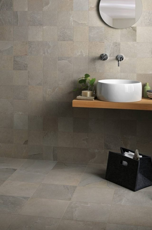 Isla Tiles presenta Stone Pit ed Edenrock, collezioni in gres porcellanato che interpretano la natura attraverso superfici solide ispirate alla texture della pietra. Ogni serie comprende quattro colorazioni e la varietà fra formati e pezzi consente di personalizzare gli spazi, sia residenziali che pubblici. Isla Tiles presenta Stone Pit ed Edenrock, collezioni in gres porcellanato che interpretano la natura attraverso superfici solide ispirate alla texture della pietra. Ogni serie comprende quattro colorazioni e la varietà fra formati e pezzi consente di personalizzare gli spazi, sia residenziali che pubblici.