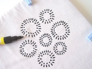 Iniziate a disegnare sulla stoffa fino a ricoprire tutta la superficie del lato.