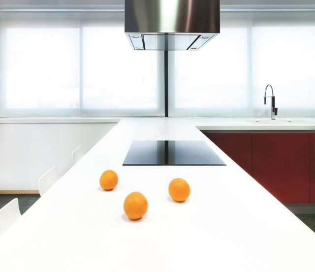 Krion, di Porcelanosa, è una serie di rivestimenti in grado di combattere l’inquinamento indoor grazie ai processi di fotocatalisi; la luce, naturale o artificiale, infatti, rende le superfici attive, con proprietà di purificazione dell’aria, autopulenti e di eliminazione dei prodotti chimici, senza alternarne le qualità fisiche, il colore, né limitarne l’impiego. Krion, di Porcelanosa, è una serie di rivestimenti in grado di combattere l’inquinamento indoor grazie ai processi di fotocatalisi; la luce, naturale o artificiale, infatti, rende le superfici attive, con proprietà di purificazione dell’aria, autopulenti e di eliminazione dei prodotti chimici, senza alternarne le qualità fisiche, il colore, né limitarne l’impiego.