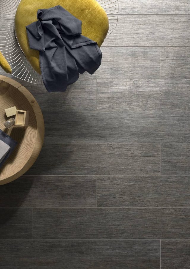 Woodmix, di Vitra, comprende una serie di piastrelle in ceramica in grado di riprodurre i tempi della natura, fra cui la texture del parquet, particolarmente realistico grazie all’effetto simile al legno opaco. In particolare la versione bianco latte interpreta il trend del legno chiaro scandinavo. Il formato base è di 20/30 cm x 120 cm. Woodmix, di Vitra, comprende una serie di piastrelle in ceramica in grado di riprodurre i tempi della natura, fra cui la texture del parquet, particolarmente realistico grazie all’effetto simile al legno opaco. In particolare la versione bianco latte interpreta il trend del legno chiaro scandinavo. Il formato base è di 20/30 cm x 120 cm.