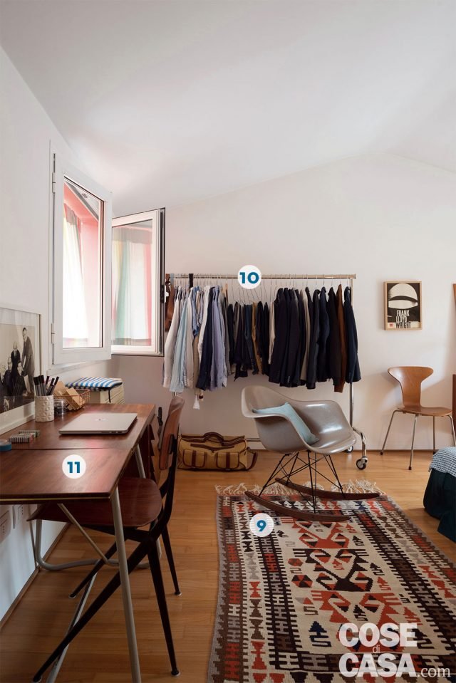 La sedia basculante è il modello RAR di Herman Miller, design Charles & Eames, in finitura elephant grey, originale anni ’50 (oggi sono prodotte e distribuite sul mercato italiano da Vitra); la seduta con schienale sagomato appoggiata alla parete è la 3105 di Fritz Hansen.
9. La seduta di eames
La poltroncina basculante, classico d’autore degli anni ’50 con base in metallo, è qui nella versione originale, disegnata da Charles & Ray Eames. Rispetto all’edizione attuale, questa si distingue per il materiale: la scocca è infatti in fibra di vetro anziché in polipropilene come quelle di produzione recente che mantengono inalterato il design.
10. stender al posto dell’armadio
Considerate le dimensioni piuttosto ridotte della camera, la scelta di un appendiabiti su rotelle, di quelli utilizzati nei punti vendita d’abbigliamento, si rivela una soluzione pratica e salvaspazio che permette di avere a portata di mano i capi d’uso frequente.
11. Uno scrittoio di recupero
La zona studio, sistemata lungo la parete di fronte al letto, a sinistra della finestra, è arredata con uno scrittoio vintage da dattilografa, completato da una sedia da ufficio coordinata. La struttura è in ferro, il piano di lavoro in formica: la profondità è piuttosto ridotta, ma i due allunghi laterali ribaltabili consentono di ampliarlo o di richiuderlo a seconda delle esigenze. La sedia basculante è il modello RAR di Herman Miller, design Charles & Eames, in finitura elephant grey, originale anni ’50 (oggi sono prodotte e distribuite sul mercato italiano da Vitra); la seduta con schienale sagomato appoggiata alla parete è la 3105 di Fritz Hansen.
9. La seduta di eames
La poltroncina basculante, classico d’autore degli anni ’50 con base in metallo, è qui nella versione originale, disegnata da Charles & Ray Eames. Rispetto all’edizione attuale, questa si distingue per il materiale: la scocca è infatti in fibra di vetro anziché in polipropilene come quelle di produzione recente che mantengono inalterato il design.
10. stender al posto dell’armadio
Considerate le dimensioni piuttosto ridotte della camera, la scelta di un appendiabiti su rotelle, di quelli utilizzati nei punti vendita d’abbigliamento, si rivela una soluzione pratica e salvaspazio che permette di avere a portata di mano i capi d’uso frequente.
11. Uno scrittoio di recupero
La zona studio, sistemata lungo la parete di fronte al letto, a sinistra della finestra, è arredata con uno scrittoio vintage da dattilografa, completato da una sedia da ufficio coordinata. La struttura è in ferro, il piano di lavoro in formica: la profondità è piuttosto ridotta, ma i due allunghi laterali ribaltabili consentono di ampliarlo o di richiuderlo a seconda delle esigenze.