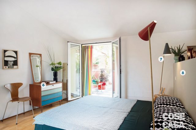 Nella camera matrimoniale, il letto è valorizzato da biancheria a tinte decise con federe a disegni optical. Le due lampade ai lati sono artigianali, realizzate a mano da Claudio Brocchini. Al posto dei comodini, due sgabelli Stool 60 di Artek, design Alvar Aalto.
6. Il mobile toeletta
Il comò a cassetti colorati con sfumature che vanno dal bianco al blu in gradazione, è stato abbinato a uno specchio da appoggio che sembra parte integrante del mobile. Sono entrambi pezzi di design danese.
7. Due steli inclinati
Ai lati del letto, utili anche per la lettura, due lampade da terra artigianali, con stelo in ottone e diffusore in lamiera. Grazie a un perno alla base, possono assumere diverse inclinazioni.
8. Una testata originale
Dietro il letto, il tramezzo che divide la camera dal vano scala è alto solo 130 cm da terra, un accorgimento che permette di far passare la luce da una zona all’altra. La struttura muraria così riproporzionata sostituisce anche la testiera e offre un utile piano d’appoggio nella parte superiore. Nella camera matrimoniale, il letto è valorizzato da biancheria a tinte decise con federe a disegni optical. Le due lampade ai lati sono artigianali, realizzate a mano da Claudio Brocchini. Al posto dei comodini, due sgabelli Stool 60 di Artek, design Alvar Aalto.
6. Il mobile toeletta
Il comò a cassetti colorati con sfumature che vanno dal bianco al blu in gradazione, è stato abbinato a uno specchio da appoggio che sembra parte integrante del mobile. Sono entrambi pezzi di design danese.
7. Due steli inclinati
Ai lati del letto, utili anche per la lettura, due lampade da terra artigianali, con stelo in ottone e diffusore in lamiera. Grazie a un perno alla base, possono assumere diverse inclinazioni.
8. Una testata originale
Dietro il letto, il tramezzo che divide la camera dal vano scala è alto solo 130 cm da terra, un accorgimento che permette di far passare la luce da una zona all’altra. La struttura muraria così riproporzionata sostituisce anche la testiera e offre un utile piano d’appoggio nella parte superiore.