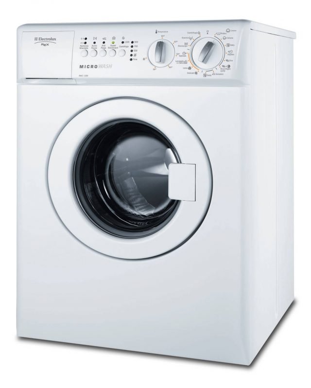 Super compatta, la lavatrice RWC 1350 Microwash di Electrolux con capacità di 3 kg, consente di posticipare la partenza di 4/6 ore e è dotata di programma per i capi lavabili solo a mano. In classe A, ha centrifuga di 1.300 giri al minuto. Misura L 50xP52xH67 cm. Prezzo 567 euro. www.electrolux.it Super compatta, la lavatrice RWC 1350 Microwash di Electrolux con capacità di 3 kg, consente di posticipare la partenza di 4/6 ore e è dotata di programma per i capi lavabili solo a mano. In classe A, ha centrifuga di 1.300 giri al minuto. Misura L 50xP52xH67 cm. Prezzo 567 euro. www.electrolux.it