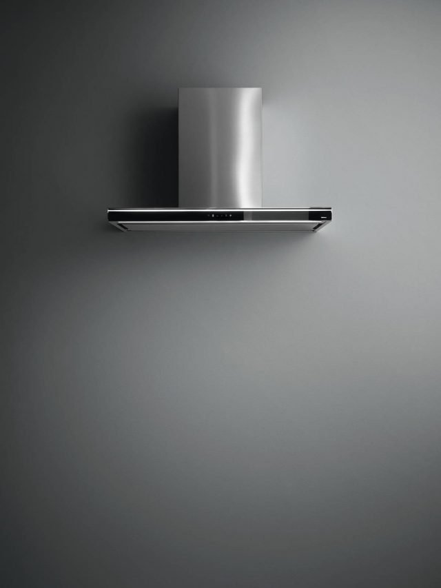 Ha funzionamento impercettibile perché emette solo 53 decibel di rumore la cappa Lumina NRS® di Falmec in acciaio inox e vetro temperato, con comandi touch, aspirazione perimetrale e luci al neon per illuminare perfettamente il piano cottura. È larga 90 cm. Prezzo 1.507 euro. www.falmec.com Ha funzionamento impercettibile perché emette solo 53 decibel di rumore la cappa Lumina NRS® di Falmec in acciaio inox e vetro temperato, con comandi touch, aspirazione perimetrale e luci al neon per illuminare perfettamente il piano cottura. È larga 90 cm. Prezzo 1.507 euro. www.falmec.com