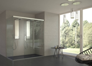 Stilè di Hafro-Geromin è una soluzione che nasce dalle più attuali esigenze di vivere il bagno: una struttura trasparente per dividere ambienti di ampie superfici in più zone funzionali, mantenendone continuità visiva e spaziale, come ad esempio può essere necessario in una zona notte open space con bagno a vista. Di dimensioni generose anche in altezza, con cristalli solidi dallo spessore di 8 mm, Stilè ha le ante dotate di sistema di scorrimento rallentato sia in apertura, sia in chiusura, come accade nei cassetti dei mobili del soggiorno o della cucina, in modo da garantire una funzionalità sicura e silenziosa. www.hafrogeromin.it