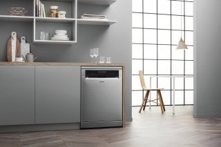 Elettrodomestici silenziosi La lavastoviglie, sono dotate della tecnologia 3D Zone Wash HFO 3C32 W O C X di Hotpoint è in grado di offrire caratteristiche di potenza e silenziosità di altissimo livello. In classe energetica A+++, è per 14 coperti e emette una rumorosità di 42 decibel. Misura L60xP60xH85 cm. Prezzo 649 euro. www.hotpoint.it Elettrodomestici silenziosi La lavastoviglie, sono dotate della tecnologia 3D Zone Wash HFO 3C32 W O C X di Hotpoint è in grado di offrire caratteristiche di potenza e silenziosità di altissimo livello. In classe energetica A+++, è per 14 coperti e emette una rumorosità di 42 decibel. Misura L60xP60xH85 cm. Prezzo 649 euro. www.hotpoint.it