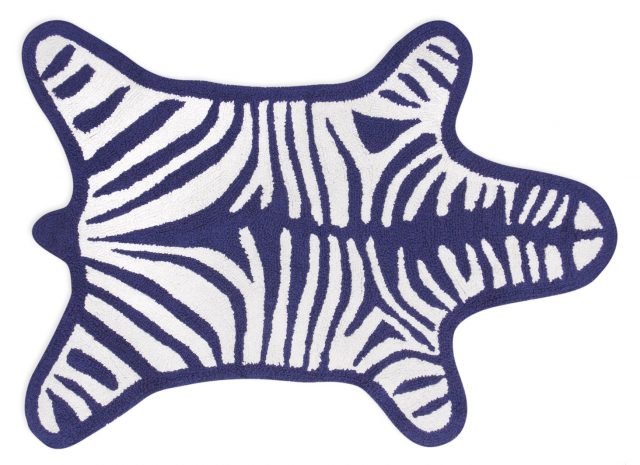 Tappeto da bagno Zebra di Jonathan Adler è in cotone al 100%. Reversibile, pratico grafico, ludico, si lava in lavatrice ed è disponibile in sei colori (blu, grigio, nero, turchese, arancio e verde). Misura 112 x 79 cm. Prezzo 88 euro. In vendita su www.madeindesign.it Tappeto da bagno Zebra di Jonathan Adler è in cotone al 100%. Reversibile, pratico grafico, ludico, si lava in lavatrice ed è disponibile in sei colori (blu, grigio, nero, turchese, arancio e verde). Misura 112 x 79 cm. Prezzo 88 euro. In vendita su www.madeindesign.it