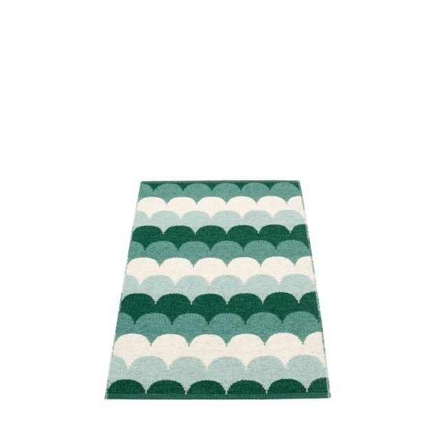Tappetino Koi del brand svedese Pappelina è realizzato in materiale vinilico dal decoro nordico, in 4 colori. Misura 70 x 90 cm. Prezzo 70 euro. In vendita da: www.jannellievolpi.it Tappetino Koi del brand svedese Pappelina è realizzato in materiale vinilico dal decoro nordico, in 4 colori. Misura 70 x 90 cm. Prezzo 70 euro. In vendita da: www.jannellievolpi.it