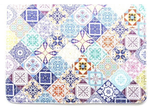 Con decoro azulejos, il tappeto per il bagno di Kasanova è realizzato in poliestere. Misura 50 x 70 cm. Prezzo 7,90 euro. www.kasanova.it Con decoro azulejos, il tappeto per il bagno di Kasanova è realizzato in poliestere. Misura 50 x 70 cm. Prezzo 7,90 euro. www.kasanova.it