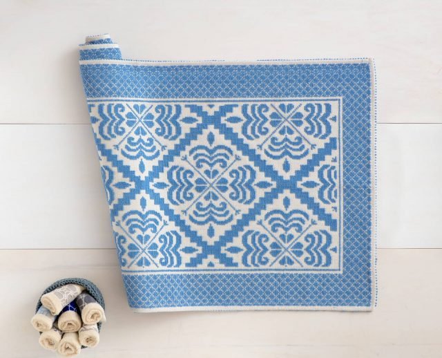 Nel tipico decoro sardo Giglio, il Tappeto Linea Oro di Carillo Home è in puro cotone. Misura 40 x 60 cm, disponibile nei colori crema, azzurro e grigio. Prezzo 5,50. www.carillohome.com Nel tipico decoro sardo Giglio, il Tappeto Linea Oro di Carillo Home è in puro cotone. Misura 40 x 60 cm, disponibile nei colori crema, azzurro e grigio. Prezzo 5,50. www.carillohome.com