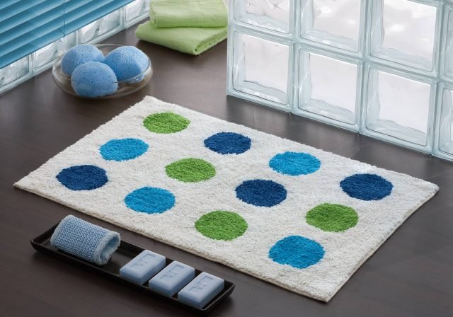 In cotone a pois, con fondo trattato antiscivolo spray latex, il tappeto G-Udaipur di Gedy è lavabile in lavatrice a 40°. Misura 80 x 50 cm. Prezzo 19,25 euro. www.gedy.com In cotone a pois, con fondo trattato antiscivolo spray latex, il tappeto G-Udaipur di Gedy è lavabile in lavatrice a 40°. Misura 80 x 50 cm. Prezzo 19,25 euro. www.gedy.com