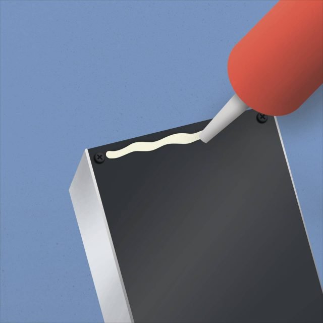 Nel caso in cui non sia presente una guarnizione nella parte posteriore della pulsantiera, stendere il silicone trasparente sul retro della base, solo sulla parte superiore, e rimettere la base in posizione contro il pilastro. Nel caso in cui non sia presente una guarnizione nella parte posteriore della pulsantiera, stendere il silicone trasparente sul retro della base, solo sulla parte superiore, e rimettere la base in posizione contro il pilastro.