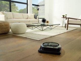 Elettrodomestici silenziosi Il robot aspirapolvere POWERbot VR7000 di Samsung rileva il tipo di superficie e adatta la potenza di aspirazione alle esigenze del tipo di pavimento. Emette 72 decibel al massimo della potenza e può essere controllato da remoto per la partenza, per programmare gli orari di pulizia e controllare la cronologia anche quando non si è in casa. Prezzo 799 euro. www.samsung.it Elettrodomestici silenziosi Il robot aspirapolvere POWERbot VR7000 di Samsung rileva il tipo di superficie e adatta la potenza di aspirazione alle esigenze del tipo di pavimento. Emette 72 decibel al massimo della potenza e può essere controllato da remoto per la partenza, per programmare gli orari di pulizia e controllare la cronologia anche quando non si è in casa. Prezzo 799 euro. www.samsung.it