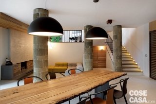 Questa zona pranzo è arredata con un lungo tavolo in legno grezzo, al naturale, sospensioni nere di grande tendenza e poltroncine con braccioli, che aggiungono un tocco elegante e raffinato allo stile rustico chic da villa moderna in campagna. Progetto: Studio 74ram, arch. Emilia Abate e arch. Francesco Rotondale, Napoli, Tel. 081/0320990 - www.studio74ram.it Foto: Gaetano Del Mauro. Questa zona pranzo è arredata con un lungo tavolo in legno grezzo, al naturale, sospensioni nere di grande tendenza e poltroncine con braccioli, che aggiungono un tocco elegante e raffinato allo stile rustico chic da villa moderna in campagna. Progetto: Studio 74ram, arch. Emilia Abate e arch. Francesco Rotondale, Napoli, Tel. 081/0320990 - www.studio74ram.it Foto: Gaetano Del Mauro.