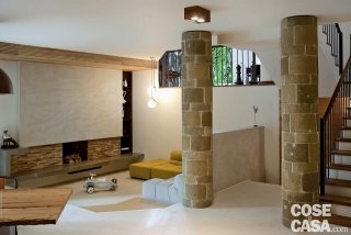 In una villa con terreno in pendenza, il piano terra può essere in parte interrato; di solito questi livelli vengono progettati come zona giorno, con una zona salotto, magari davanti al camino. Lo stile rustico chic, che mescola materiali della tradizione, come il legno o la pietra a vista, con elementi di design. Progetto: Studio 74ram, arch. Emilia Abate e arch. Francesco Rotondale, Napoli, Tel. 081/0320990 - www.studio74ram.it Foto: Gaetano Del Mauro. In una villa con terreno in pendenza, il piano terra può essere in parte interrato; di solito questi livelli vengono progettati come zona giorno, con una zona salotto, magari davanti al camino. Lo stile rustico chic, che mescola materiali della tradizione, come il legno o la pietra a vista, con elementi di design. Progetto: Studio 74ram, arch. Emilia Abate e arch. Francesco Rotondale, Napoli, Tel. 081/0320990 - www.studio74ram.it Foto: Gaetano Del Mauro.