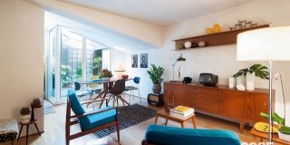 Design anni ’50 e ’60 nella mini casa con vista cielo