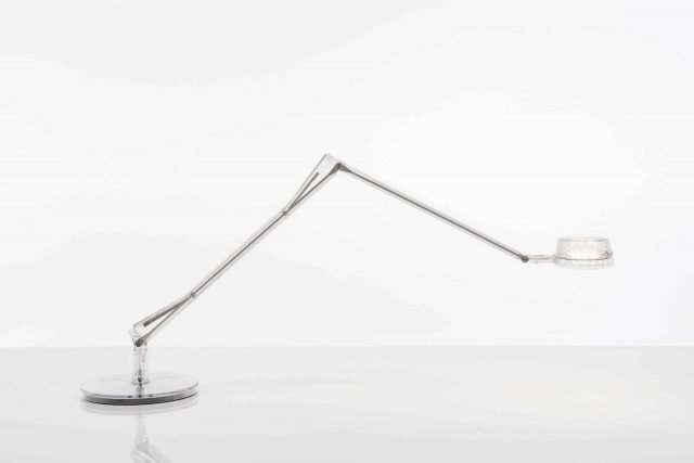 Aledin di Kartell è una lampada da tavolo adatta a illuminare il desk attrezzato a home office Aledin di Kartell è una lampada da tavolo adatta a illuminare il desk attrezzato a home office