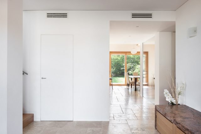 Il telaio per porte a battente filomuro Eclisse Syntesis Line battente di Eclisse è pensato per pareti in muratura o cartongesso. Prezzo nella misura L 70 cm x H 210 cm 439,20 euro. Il pannello della porta laccato bianco RAL 9010, nella stessa misura, costa 513,59 euro. www.eclisse.it Il telaio per porte a battente filomuro Eclisse Syntesis Line battente di Eclisse è pensato per pareti in muratura o cartongesso. Prezzo nella misura L 70 cm x H 210 cm 439,20 euro. Il pannello della porta laccato bianco RAL 9010, nella stessa misura, costa 513,59 euro. www.eclisse.it