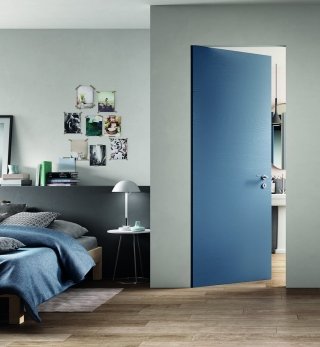 Porte filomuro modello Equa Zero della linea Sistema Zero di FerreroLegno nella finitura Trame RAL 5014 Blu Colomba. Dimensioni: cm 80x210 Telaio: A_Filo completamente integrato nel muro. Porte filomuro modello Equa Zero della linea Sistema Zero di FerreroLegno nella finitura Trame RAL 5014 Blu Colomba. Dimensioni: cm 80x210 Telaio: A_Filo completamente integrato nel muro.