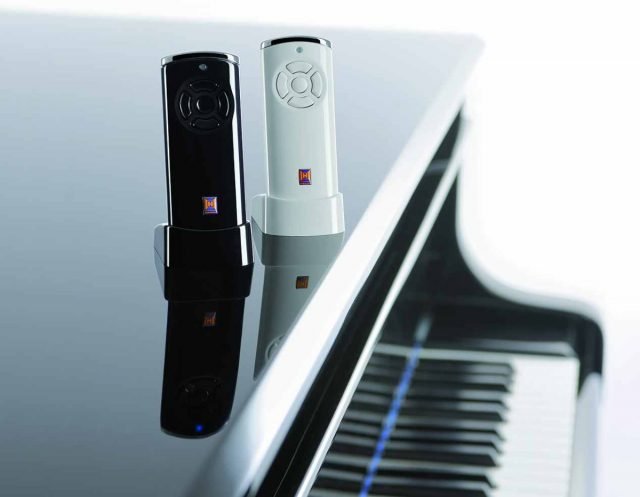 I telecomandi dal design accattivante hanno involucro con superficie a specchio e tappi in pressofusione di zinco cromato. I telecomandi dal design accattivante hanno involucro con superficie a specchio e tappi in pressofusione di zinco cromato.