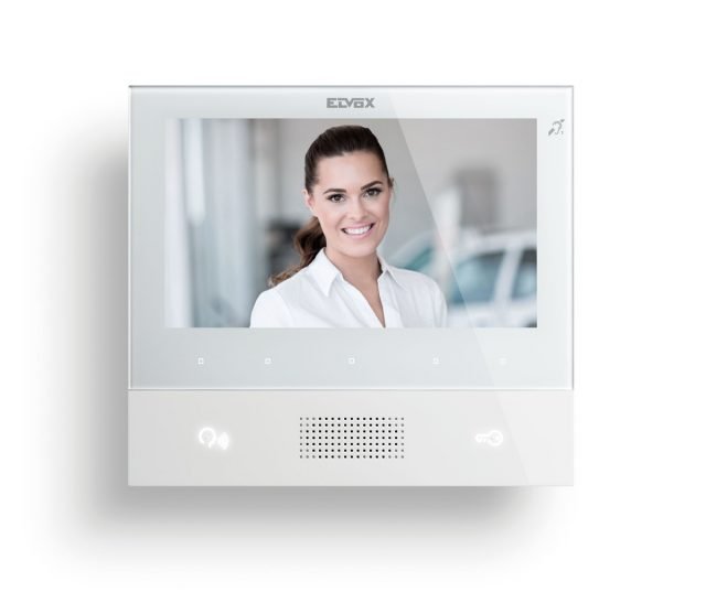 Il videocitofono vivavoce TAB 7 di Vimar è disponibile con tecnologia Due fili Plus e IP, dotato di schermo LCD 7” a colori con risoluzione delle immagini 800 x 480 pixel e ampio altoparlante per comunicare con chiarezza verso l’esterno. Dispone, inoltre, di un intuitivo menu a scorrimento e di una tastiera capacitiva per funzioni videocitofoniche: parla/ascolta, apertura serratura, autoaccensione, servizi ausiliari (tipo luce scale), esclusione suoneria e chiamate intercomunicanti. Possibilità di differenziare le suonerie per le chiamate da diversi punti, per esempio: targa esterna, chiamata fuoriporta, chiamata intercomunicante e segnalazioni luminose di “Chiamate senza risposta”. Design lineare, moderno ed elegante, il TAB 7 è disponibile nelle cromie bianco e nero. www.vimar.com Il videocitofono vivavoce TAB 7 di Vimar è disponibile con tecnologia Due fili Plus e IP, dotato di schermo LCD 7” a colori con risoluzione delle immagini 800 x 480 pixel e ampio altoparlante per comunicare con chiarezza verso l’esterno. Dispone, inoltre, di un intuitivo menu a scorrimento e di una tastiera capacitiva per funzioni videocitofoniche: parla/ascolta, apertura serratura, autoaccensione, servizi ausiliari (tipo luce scale), esclusione suoneria e chiamate intercomunicanti. Possibilità di differenziare le suonerie per le chiamate da diversi punti, per esempio: targa esterna, chiamata fuoriporta, chiamata intercomunicante e segnalazioni luminose di “Chiamate senza risposta”. Design lineare, moderno ed elegante, il TAB 7 è disponibile nelle cromie bianco e nero. www.vimar.com