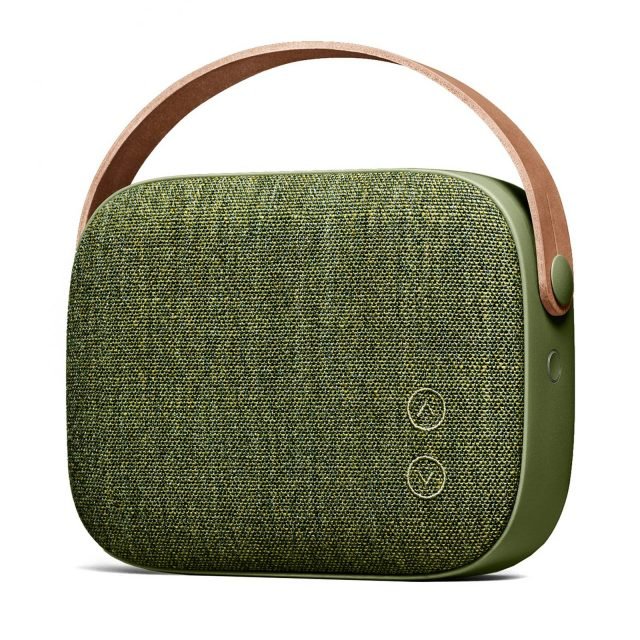 Helsinki di Vifa distribuito da Suonolite è il nuovo diffusore portatile rivestito in tessuto in lana verde Kvadrat, idrorepellente che permette di utilizzarlo anche all’esterno; il telaio è in alluminio. È dotato di un cinturino in pelle per spostarlo agevolmente. Misura L 21 x P 7 x H 15,6 cm. Prezzo 399 euro. www.suonolite.it Helsinki di Vifa distribuito da Suonolite è il nuovo diffusore portatile rivestito in tessuto in lana verde Kvadrat, idrorepellente che permette di utilizzarlo anche all’esterno; il telaio è in alluminio. È dotato di un cinturino in pelle per spostarlo agevolmente. Misura L 21 x P 7 x H 15,6 cm. Prezzo 399 euro. www.suonolite.it