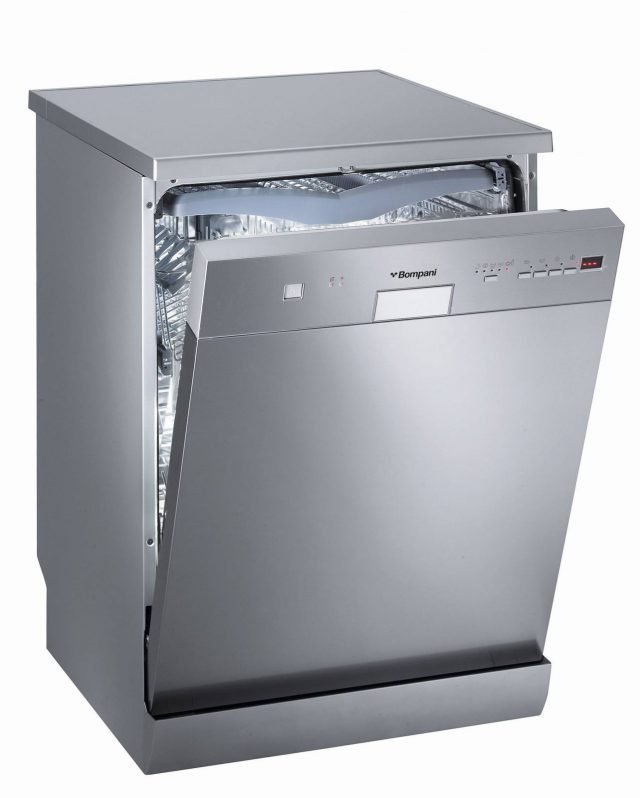 Bassi consumi energetici con la lavastoviglie BOLF147S di Bompani che è in classe A++. Con pannello elettronico, è per 14 coperti e ha sistema di lavaggio a 3 getti d’acqua: uno fisso sulla parte alta, un irroratore centrale rotante e uno speciale irroratore inferiore rotante con il doppio movimento simultaneo a elevata rotazione per raggiungere tutti i punti della vasca. E’ dotata di 10 programmi di lavaggio. Misura L60xP60xH85 cm. Prezzo in via definizione. www.bompani.it Bassi consumi energetici con la lavastoviglie BOLF147S di Bompani che è in classe A++. Con pannello elettronico, è per 14 coperti e ha sistema di lavaggio a 3 getti d’acqua: uno fisso sulla parte alta, un irroratore centrale rotante e uno speciale irroratore inferiore rotante con il doppio movimento simultaneo a elevata rotazione per raggiungere tutti i punti della vasca. E’ dotata di 10 programmi di lavaggio. Misura L60xP60xH85 cm. Prezzo in via definizione. www.bompani.it