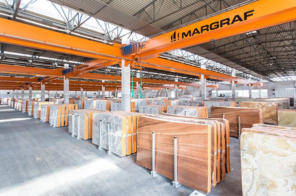 Margraf: un polo logistico di 137.000 mq – Il più grande polo logistico in Italia, per l’esposizione e la distribuzione del marmo, è firmato Margraf. L’azienda l’ha inaugurato in occasione della scorsa edizione di Marmomac – 52° Salone Internazionale dedicato alla filiera della pietra naturale e alle sue applicazioni nell’architettura e nel design. Si tratta di una vera e propria “città” dell’eccellenza del “made in Italy”: su un’area complessiva di 137.000 mq, a Gambellara (Vicenza), a pochi minuti dalla Fiera di Verona, sono esposte 50.000 lastre di materiali diversi, dai marmi ai graniti, dagli onici alle pietre naturali, fino a una selezione di materiali tecnici (lastre in ceramica, quarzo, etc…), suddivisi per colore. Margraf: un polo logistico di 137.000 mq – Il più grande polo logistico in Italia, per l’esposizione e la distribuzione del marmo, è firmato Margraf. L’azienda l’ha inaugurato in occasione della scorsa edizione di Marmomac – 52° Salone Internazionale dedicato alla filiera della pietra naturale e alle sue applicazioni nell’architettura e nel design. Si tratta di una vera e propria “città” dell’eccellenza del “made in Italy”: su un’area complessiva di 137.000 mq, a Gambellara (Vicenza), a pochi minuti dalla Fiera di Verona, sono esposte 50.000 lastre di materiali diversi, dai marmi ai graniti, dagli onici alle pietre naturali, fino a una selezione di materiali tecnici (lastre in ceramica, quarzo, etc…), suddivisi per colore.