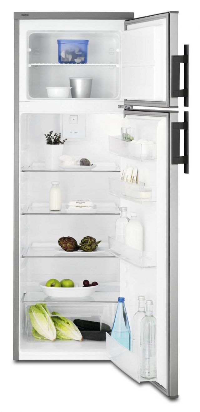 frigorifero a doppia porta: Il In classe A++, il doppia porta EJ2823AOX2 di Electrolux ha volume utile per gli alimenti freschi di 220 litri e di 50 litri per quelli congelati. Il sistema Space Plus consente di sfruttare maggiormente la capacità interno nell’ingombro di un modello standard. Una ventola interna distribuisce il freddo in modo uniforme e controlla l’umidità per mantenere a lungo freschi gli alimenti. Misura L55xP60xH159 cm. Prezzo 539 euro. www.electrolux.it frigorifero a doppia porta: Il In classe A++, il doppia porta EJ2823AOX2 di Electrolux ha volume utile per gli alimenti freschi di 220 litri e di 50 litri per quelli congelati. Il sistema Space Plus consente di sfruttare maggiormente la capacità interno nell’ingombro di un modello standard. Una ventola interna distribuisce il freddo in modo uniforme e controlla l’umidità per mantenere a lungo freschi gli alimenti. Misura L55xP60xH159 cm. Prezzo 539 euro. www.electrolux.it