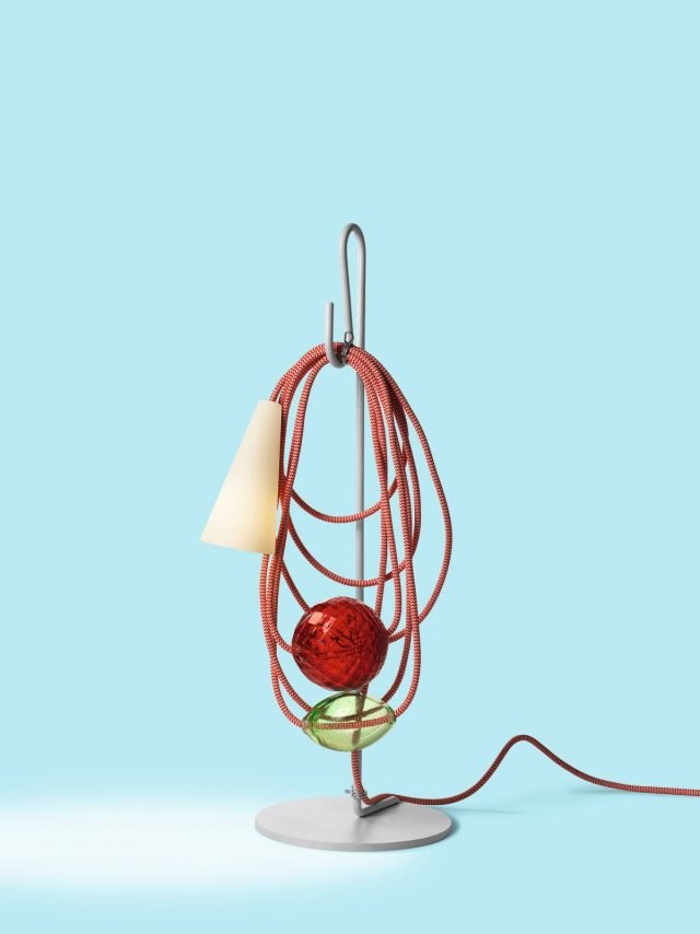 Filo di Foscarini è la lampada da tavolo con un design innovativo che unisce gli elementi realizzati in vetro soffiato secondo la tradizione muranese, quelli in porcellana e il metallo verniciato della struttura. É dotata di un lungo cavo tessile verde che si trasforma in un elemento decorativo. Misura ø 20 x H 58 cm. Prezzo 360 euro. www.foscarini.com Filo di Foscarini è la lampada da tavolo con un design innovativo che unisce gli elementi realizzati in vetro soffiato secondo la tradizione muranese, quelli in porcellana e il metallo verniciato della struttura. É dotata di un lungo cavo tessile verde che si trasforma in un elemento decorativo. Misura ø 20 x H 58 cm. Prezzo 360 euro. www.foscarini.com