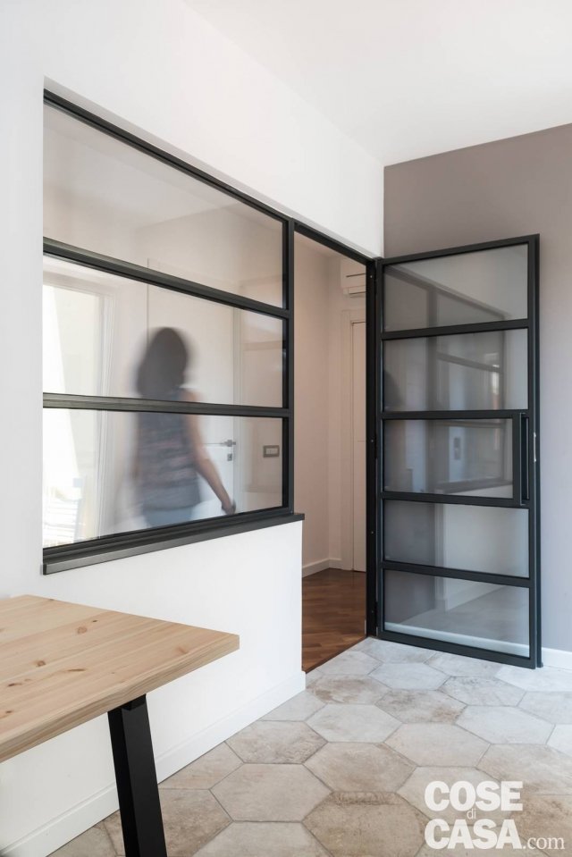 La cucina è separata dal corridoio che porta alla zona notte mediante un setto di vetro con struttura portante di ferro verniciato nero, che protegge l’ambiente dal punto di vista dei rumori e degli odori senza interromperne la percezione visiva. Disegnato su misura e realizzata da Mogs, diventa elemento distintivo dello spazio pur con un aspetto minimale e austero, di taglio decisamente architettonico e nel contempo industriale. La cucina è separata dal corridoio che porta alla zona notte mediante un setto di vetro con struttura portante di ferro verniciato nero, che protegge l’ambiente dal punto di vista dei rumori e degli odori senza interromperne la percezione visiva. Disegnato su misura e realizzata da Mogs, diventa elemento distintivo dello spazio pur con un aspetto minimale e austero, di taglio decisamente architettonico e nel contempo industriale.