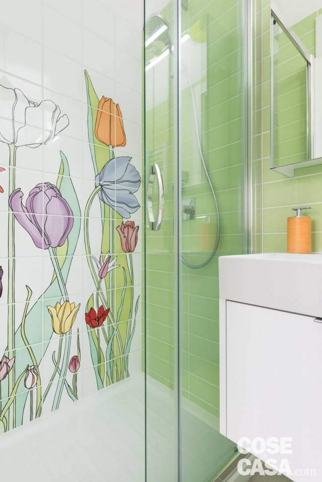 Il piccolo bagno privato è l’unica concessione che i proprietari hanno fatto al colore, scegliendo il rivestimento Ceramica Bardelli Tuli-Poni (design Ronald van der Hilst) con soggetto floreale disegnato a mano su fondo lucido. I sanitari bianchi Catalano dotati di rubinetterie Nobili si staccano dallo sfondo verde erba delle piastrelle, in un deciso contrasto cromatico che rende l’insieme particolarmente luminoso, nonostante la mancanza di illuminazione naturale. Il piccolo bagno privato è l’unica concessione che i proprietari hanno fatto al colore, scegliendo il rivestimento Ceramica Bardelli Tuli-Poni (design Ronald van der Hilst) con soggetto floreale disegnato a mano su fondo lucido. I sanitari bianchi Catalano dotati di rubinetterie Nobili si staccano dallo sfondo verde erba delle piastrelle, in un deciso contrasto cromatico che rende l’insieme particolarmente luminoso, nonostante la mancanza di illuminazione naturale.