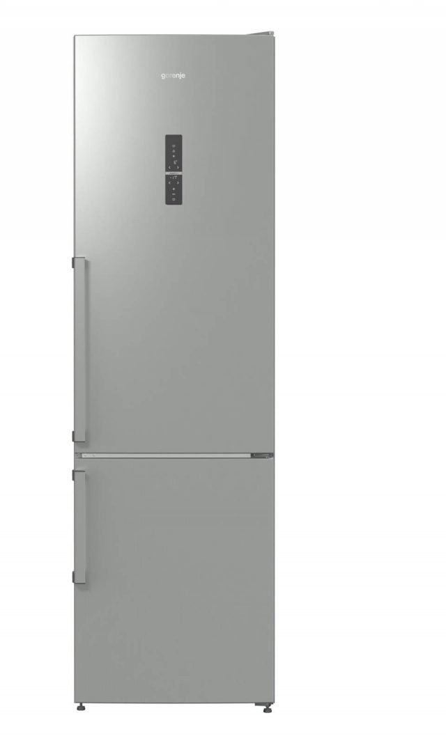 Il frigorifero NRK6203TX di Gorenje in classe A+++ ha un sistema intelligente per mantenere la temperatura all’interno ottimale indipendentemente da quanto spesso si apre la porta e ottenere così risparmi elevati sul consumo di energia. E’ attrezzato con cassetti e vani specializzati come il CrispZone per frutta e verdura dove temperatura e umidità possono essere regolate. Ha capacità totale di 334 litri e congelatore con tasto per la congelazione rapida. Misura L60xP64xH200 cm. Prezzo 999 euro. www.gorenje.it Il frigorifero NRK6203TX di Gorenje in classe A+++ ha un sistema intelligente per mantenere la temperatura all’interno ottimale indipendentemente da quanto spesso si apre la porta e ottenere così risparmi elevati sul consumo di energia. E’ attrezzato con cassetti e vani specializzati come il CrispZone per frutta e verdura dove temperatura e umidità possono essere regolate. Ha capacità totale di 334 litri e congelatore con tasto per la congelazione rapida. Misura L60xP64xH200 cm. Prezzo 999 euro. www.gorenje.it