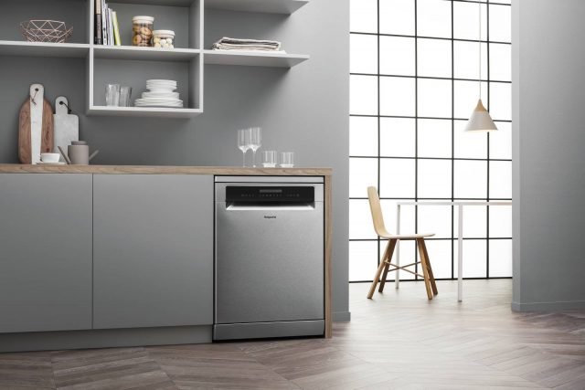 Nella lavastoviglie HFO 3C32 W O C X di Hotpoint in base alla tipologia di carico e di sporco è possibile selezionare sia il cesto, sia l'intensità con cui lavare le stoviglie per concentrare la forza pulente nella zona selezionata, ottenendo fino al 40% in più di sporco rimosso e una riduzione dei consumi fino al 40%. Per 14 coperti, è in classe A+++, ha 9 programmi e ha sistema 3D Zone Wash con 5 irroratori per agire con 5 potenti getti d'acqua per una copertura tridimensionale del cesto selezionato. Misura L60xP60xH85 cm. Prezzo 649 euro. www.hotpoint.it Nella lavastoviglie HFO 3C32 W O C X di Hotpoint in base alla tipologia di carico e di sporco è possibile selezionare sia il cesto, sia l'intensità con cui lavare le stoviglie per concentrare la forza pulente nella zona selezionata, ottenendo fino al 40% in più di sporco rimosso e una riduzione dei consumi fino al 40%. Per 14 coperti, è in classe A+++, ha 9 programmi e ha sistema 3D Zone Wash con 5 irroratori per agire con 5 potenti getti d'acqua per una copertura tridimensionale del cesto selezionato. Misura L60xP60xH85 cm. Prezzo 649 euro. www.hotpoint.it