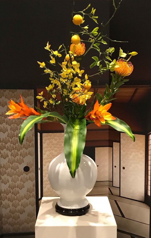 ikebana: due Leucospermum gialli e dai fiori della guzmania ikebana: due Leucospermum gialli e dai fiori della guzmania