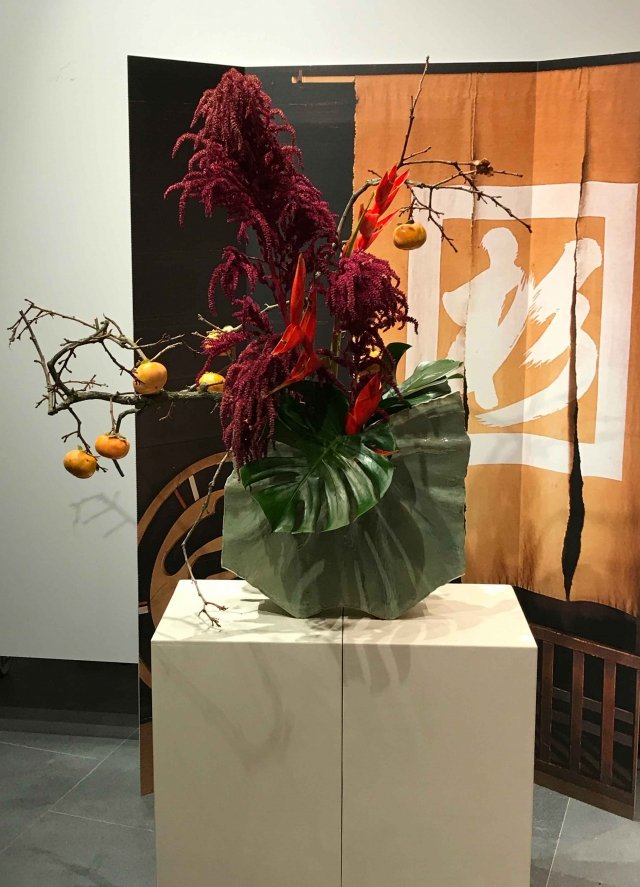 ikebana - ramo di kaki con alcuni frutti, rami di amaranto e eliconia ikebana - ramo di kaki con alcuni frutti, rami di amaranto e eliconia